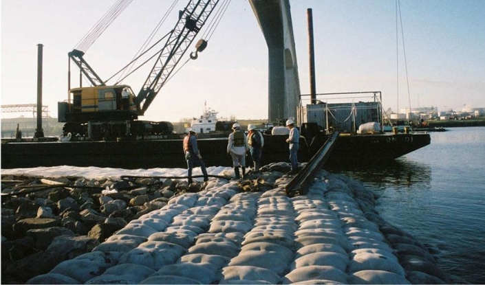 articulated_block_mattress_being_installed_at_pier