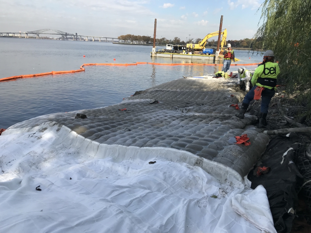 HYDROTEX-for-Contaminated-Sediment-install Installation of Hydrotex on the bank of the water