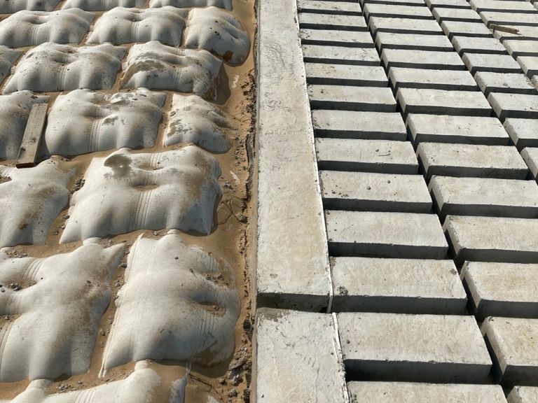 Hydrotex-Articulating-Block-Mats-close-up Close up of installed hydrotex articulating block