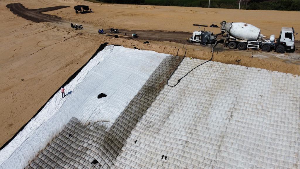 hydrotex-articulated-block-system-drone Drone view of installed hydrotex articulating block system